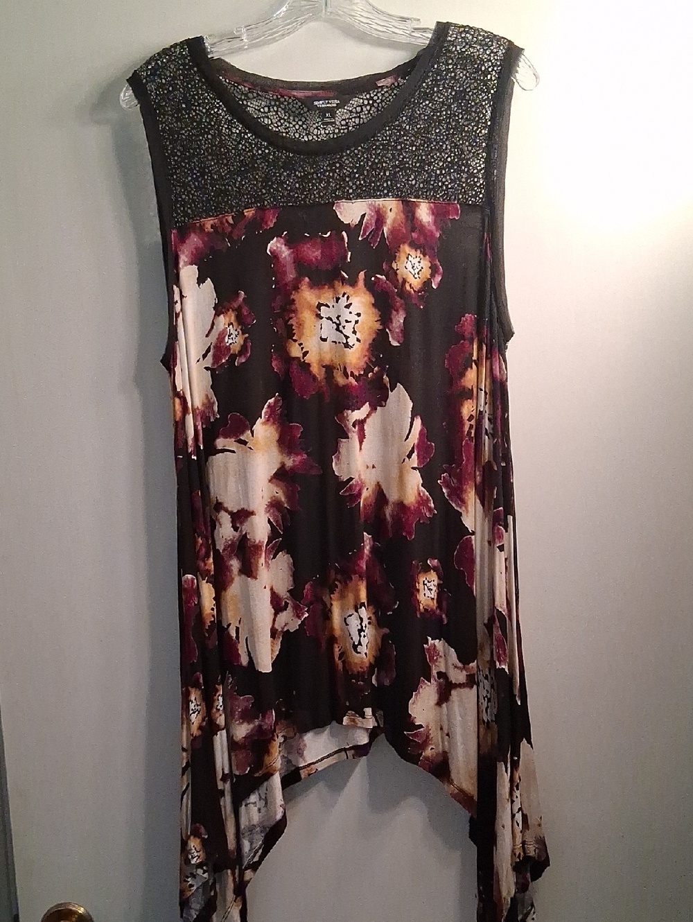 Simply Vera Vera Wang Black Floral Yoke Tank Sz. XL